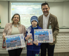 Os dez alunos vencedores do concurso de desenhos e frases do programa Porto Escola fizeram uma visita especial ao Porto de Paranaguá nesta quarta-feira (10). Os estudantes e professores ganharam um passeio de barco, kits de desenho e um quadro com a composição vencedora. A oitava edição do concurso reuniu trabalhos de 824 estudantes do 5º ano do ensino fundamental, matriculados na rede pública de ensino. Foto: Claudio Neves/Portos do Paraná