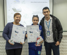Os dez alunos vencedores do concurso de desenhos e frases do programa Porto Escola fizeram uma visita especial ao Porto de Paranaguá nesta quarta-feira (10). Os estudantes e professores ganharam um passeio de barco, kits de desenho e um quadro com a composição vencedora. A oitava edição do concurso reuniu trabalhos de 824 estudantes do 5º ano do ensino fundamental, matriculados na rede pública de ensino. Foto: Claudio Neves/Portos do Paraná