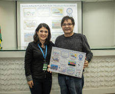 Os dez alunos vencedores do concurso de desenhos e frases do programa Porto Escola fizeram uma visita especial ao Porto de Paranaguá nesta quarta-feira (10). Os estudantes e professores ganharam um passeio de barco, kits de desenho e um quadro com a composição vencedora. A oitava edição do concurso reuniu trabalhos de 824 estudantes do 5º ano do ensino fundamental, matriculados na rede pública de ensino. Foto: Claudio Neves/Portos do Paraná