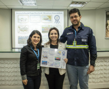 Os dez alunos vencedores do concurso de desenhos e frases do programa Porto Escola fizeram uma visita especial ao Porto de Paranaguá nesta quarta-feira (10). Os estudantes e professores ganharam um passeio de barco, kits de desenho e um quadro com a composição vencedora. A oitava edição do concurso reuniu trabalhos de 824 estudantes do 5º ano do ensino fundamental, matriculados na rede pública de ensino. Foto: Claudio Neves/Portos do Paraná