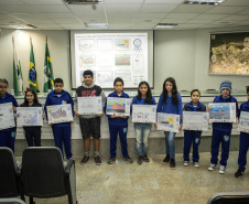 Os dez alunos vencedores do concurso de desenhos e frases do programa Porto Escola fizeram uma visita especial ao Porto de Paranaguá nesta quarta-feira (10). Os estudantes e professores ganharam um passeio de barco, kits de desenho e um quadro com a composição vencedora. A oitava edição do concurso reuniu trabalhos de 824 estudantes do 5º ano do ensino fundamental, matriculados na rede pública de ensino. Foto: Claudio Neves/Portos do Paraná