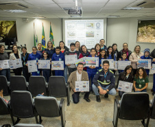 Os dez alunos vencedores do concurso de desenhos e frases do programa Porto Escola fizeram uma visita especial ao Porto de Paranaguá nesta quarta-feira (10). Os estudantes e professores ganharam um passeio de barco, kits de desenho e um quadro com a composição vencedora. A oitava edição do concurso reuniu trabalhos de 824 estudantes do 5º ano do ensino fundamental, matriculados na rede pública de ensino. Foto: Claudio Neves/Portos do Paraná