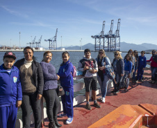 Os dez alunos vencedores do concurso de desenhos e frases do programa Porto Escola fizeram uma visita especial ao Porto de Paranaguá nesta quarta-feira (10). Os estudantes e professores ganharam um passeio de barco, kits de desenho e um quadro com a composição vencedora. A oitava edição do concurso reuniu trabalhos de 824 estudantes do 5º ano do ensino fundamental, matriculados na rede pública de ensino. Foto: Claudio Neves/Portos do Paraná