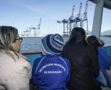 Os dez alunos vencedores do concurso de desenhos e frases do programa Porto Escola fizeram uma visita especial ao Porto de Paranaguá nesta quarta-feira (10). Os estudantes e professores ganharam um passeio de barco, kits de desenho e um quadro com a composição vencedora. A oitava edição do concurso reuniu trabalhos de 824 estudantes do 5º ano do ensino fundamental, matriculados na rede pública de ensino. Foto: Claudio Neves/Portos do Paraná