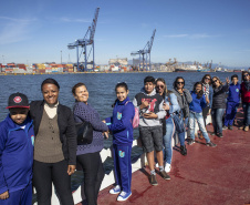 Os dez alunos vencedores do concurso de desenhos e frases do programa Porto Escola fizeram uma visita especial ao Porto de Paranaguá nesta quarta-feira (10). Os estudantes e professores ganharam um passeio de barco, kits de desenho e um quadro com a composição vencedora. A oitava edição do concurso reuniu trabalhos de 824 estudantes do 5º ano do ensino fundamental, matriculados na rede pública de ensino. Foto: Claudio Neves/Portos do Paraná