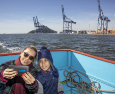 Os dez alunos vencedores do concurso de desenhos e frases do programa Porto Escola fizeram uma visita especial ao Porto de Paranaguá nesta quarta-feira (10). Os estudantes e professores ganharam um passeio de barco, kits de desenho e um quadro com a composição vencedora. A oitava edição do concurso reuniu trabalhos de 824 estudantes do 5º ano do ensino fundamental, matriculados na rede pública de ensino. Foto: Claudio Neves/Portos do Paraná