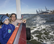 Os dez alunos vencedores do concurso de desenhos e frases do programa Porto Escola fizeram uma visita especial ao Porto de Paranaguá nesta quarta-feira (10). Os estudantes e professores ganharam um passeio de barco, kits de desenho e um quadro com a composição vencedora. A oitava edição do concurso reuniu trabalhos de 824 estudantes do 5º ano do ensino fundamental, matriculados na rede pública de ensino. Foto: Claudio Neves/Portos do Paraná