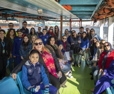Os dez alunos vencedores do concurso de desenhos e frases do programa Porto Escola fizeram uma visita especial ao Porto de Paranaguá nesta quarta-feira (10). Os estudantes e professores ganharam um passeio de barco, kits de desenho e um quadro com a composição vencedora. A oitava edição do concurso reuniu trabalhos de 824 estudantes do 5º ano do ensino fundamental, matriculados na rede pública de ensino. Foto: Claudio Neves/Portos do Paraná