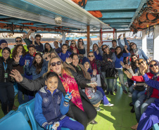Os dez alunos vencedores do concurso de desenhos e frases do programa Porto Escola fizeram uma visita especial ao Porto de Paranaguá nesta quarta-feira (10). Os estudantes e professores ganharam um passeio de barco, kits de desenho e um quadro com a composição vencedora. A oitava edição do concurso reuniu trabalhos de 824 estudantes do 5º ano do ensino fundamental, matriculados na rede pública de ensino. Foto: Claudio Neves/Portos do Paraná