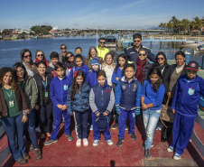 Os dez alunos vencedores do concurso de desenhos e frases do programa Porto Escola fizeram uma visita especial ao Porto de Paranaguá nesta quarta-feira (10). Os estudantes e professores ganharam um passeio de barco, kits de desenho e um quadro com a composição vencedora. A oitava edição do concurso reuniu trabalhos de 824 estudantes do 5º ano do ensino fundamental, matriculados na rede pública de ensino. Foto: Claudio Neves/Portos do Paraná