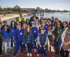 Os dez alunos vencedores do concurso de desenhos e frases do programa Porto Escola fizeram uma visita especial ao Porto de Paranaguá nesta quarta-feira (10). Os estudantes e professores ganharam um passeio de barco, kits de desenho e um quadro com a composição vencedora. A oitava edição do concurso reuniu trabalhos de 824 estudantes do 5º ano do ensino fundamental, matriculados na rede pública de ensino. Foto: Claudio Neves/Portos do Paraná