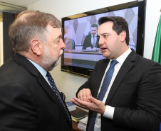 O governador Carlos Massa Ratinho Junior defendeu nesta quarta-feira (10), na Comissão Especial da Reforma da Previdência do Senado Federal, a inclusão de Estados e municípios no texto da Proposta de Emenda à Constituição (PEC) que altera as regras de aposentadoria. A matéria tramita na Câmara dos Deputados neste mês sem essa condição impositiva, defendida pela maioria dos governadores e prefeitos.Foto: Rodrigo Felix Leal/ANPr