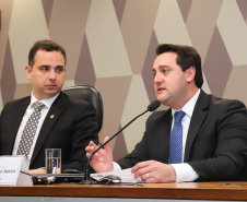 O governador Carlos Massa Ratinho Junior defendeu nesta quarta-feira (10), na Comissão Especial da Reforma da Previdência do Senado Federal, a inclusão de Estados e municípios no texto da Proposta de Emenda à Constituição (PEC) que altera as regras de aposentadoria. A matéria tramita na Câmara dos Deputados neste mês sem essa condição impositiva, defendida pela maioria dos governadores e prefeitos.Foto: Rodrigo Felix Leal/ANPr