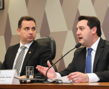 O governador Carlos Massa Ratinho Junior defendeu nesta quarta-feira (10), na Comissão Especial da Reforma da Previdência do Senado Federal, a inclusão de Estados e municípios no texto da Proposta de Emenda à Constituição (PEC) que altera as regras de aposentadoria. A matéria tramita na Câmara dos Deputados neste mês sem essa condição impositiva, defendida pela maioria dos governadores e prefeitos.Foto: Rodrigo Felix Leal/ANPr