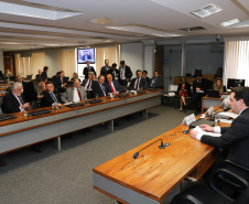 O governador Carlos Massa Ratinho Junior defendeu nesta quarta-feira (10), na Comissão Especial da Reforma da Previdência do Senado Federal, a inclusão de Estados e municípios no texto da Proposta de Emenda à Constituição (PEC) que altera as regras de aposentadoria. A matéria tramita na Câmara dos Deputados neste mês sem essa condição impositiva, defendida pela maioria dos governadores e prefeitos.Foto: Rodrigo Felix Leal/ANPr