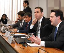 O governador Carlos Massa Ratinho Junior defendeu nesta quarta-feira (10), na Comissão Especial da Reforma da Previdência do Senado Federal, a inclusão de Estados e municípios no texto da Proposta de Emenda à Constituição (PEC) que altera as regras de aposentadoria. A matéria tramita na Câmara dos Deputados neste mês sem essa condição impositiva, defendida pela maioria dos governadores e prefeitos.Foto: Rodrigo Felix Leal/ANPr