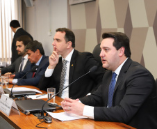 O governador Carlos Massa Ratinho Junior defendeu nesta quarta-feira (10), na Comissão Especial da Reforma da Previdência do Senado Federal, a inclusão de Estados e municípios no texto da Proposta de Emenda à Constituição (PEC) que altera as regras de aposentadoria. A matéria tramita na Câmara dos Deputados neste mês sem essa condição impositiva, defendida pela maioria dos governadores e prefeitos.Foto: Rodrigo Felix Leal/ANPr