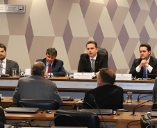 O governador Carlos Massa Ratinho Junior defendeu nesta quarta-feira (10), na Comissão Especial da Reforma da Previdência do Senado Federal, a inclusão de Estados e municípios no texto da Proposta de Emenda à Constituição (PEC) que altera as regras de aposentadoria. A matéria tramita na Câmara dos Deputados neste mês sem essa condição impositiva, defendida pela maioria dos governadores e prefeitos.Foto: Rodrigo Felix Leal/ANPr