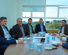 Executivos do Banco de Desenvolvimento da América Latina (CAF) estiveram no Paraná nesta quinta-feira (11) para apresentar as linhas de crédito disponíveis para investimentos no Estado. Os executivos da instituição foram recebidos pelo secretário do Planejamento e Projetos Estruturantes, Valdemar Bernardo Jorge, e por representantes da Casa Civil e da Governadoria.Foto: Guilherme Flores/Casa Civil