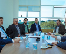 Executivos do Banco de Desenvolvimento da América Latina (CAF) estiveram no Paraná nesta quinta-feira (11) para apresentar as linhas de crédito disponíveis para investimentos no Estado. Os executivos da instituição foram recebidos pelo secretário do Planejamento e Projetos Estruturantes, Valdemar Bernardo Jorge, e por representantes da Casa Civil e da Governadoria.Foto: Guilherme Flores/Casa Civil
