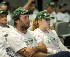Cerca de 50 pequenos produtores rurais, da Região Centro-Sul do Estado, fizeram uma visita técnica ao Porto de Paranaguá, nesta quinta-feira (11). Os agricultores vieram de Laranjeiras do Sul, Porto Barreiro, Virmond e Nova Laranjeiras. Foto: Claudio Neves/Portos do Paraná