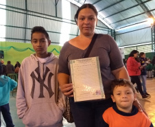 Cem mil atendimentos em 2019. Essa marca foi atingida nesta sexta-feira (12/07) pelo programa Paraná Cidadão, da Secretaria de Justiça, Família e Trabalho na cidade de Jaguariaíva – a 11ª a receber a feira de serviços no governo Ratinho Junior. Antes, foram contemplados Campo Magro, Piraquara, Porto Barreiro, Nova Aurora, Mandirituba, Palotina, Carlópolis, Porecatu, Assaí e Clevelândia.
Foto: Divulgação/SEJUF