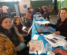 Cem mil atendimentos em 2019. Essa marca foi atingida nesta sexta-feira (12/07) pelo programa Paraná Cidadão, da Secretaria de Justiça, Família e Trabalho na cidade de Jaguariaíva – a 11ª a receber a feira de serviços no governo Ratinho Junior. Antes, foram contemplados Campo Magro, Piraquara, Porto Barreiro, Nova Aurora, Mandirituba, Palotina, Carlópolis, Porecatu, Assaí e Clevelândia.
Foto: Divulgação/SEJUF