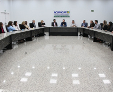 A Associação Comercial e Empresarial de Marechal Cândido Rondon (ACIMACAR) tornou-se oficialmente Correspondente da Fomento Paraná. O convênio entre as entidades foi assinado na quinta, 11, entre o diretor-presidente da instituição estadual, Heraldo Neves, e o presidente da associação, Ricardo Leites, durante uma reunião com membros da diretoria da Acimacar, na sede da associação rondonense. Foto: Fomento Paraná
