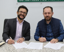 A Associação Comercial e Empresarial de Marechal Cândido Rondon (ACIMACAR) tornou-se oficialmente Correspondente da Fomento Paraná. O convênio entre as entidades foi assinado na quinta, 11, entre o diretor-presidente da instituição estadual, Heraldo Neves, e o presidente da associação, Ricardo Leites, durante uma reunião com membros da diretoria da Acimacar, na sede da associação rondonense. Foto: Fomento Paraná