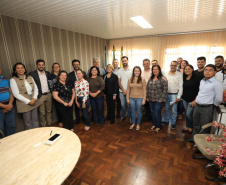  Reunião em Terra Roxa, com o prefeito Altair de Pádua, diversos assessores e secretários do município, coordenadores do Arranjo Produtivo Local de Moda Bebê, o agentes de desenvolvimento do Sebrae que atuam na Sala do Empreendedor, o diretor da Escola do Trabalho, representantes da Associação Comercial (Aciatra) e do sindicato local.
Foto: Fomento Paraná