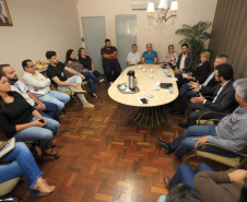  Reunião em Terra Roxa, com o prefeito Altair de Pádua, diversos assessores e secretários do município, coordenadores do Arranjo Produtivo Local de Moda Bebê, o agentes de desenvolvimento do Sebrae que atuam na Sala do Empreendedor, o diretor da Escola do Trabalho, representantes da Associação Comercial (Aciatra) e do sindicato local.
Foto: Fomento Paraná