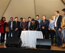 Entrega de moradias para 100 famílias de Marechal Cândido Rondon, no Oeste do Paraná, nesta segunda-feira (15). Marechal Cândido Rondon, 15/07/2019 -  Foto: Geraldo Bubniak/ANPr