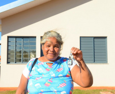 O Governo do Paraná entregou nesta segunda-feira (15) as chaves da casa própria para 100 famílias de Marechal Cândido Rondon (Oeste). O investimento, de R$ 7,5 milhões, foi feito em parceria com o Governo Federal, via Caixa Econômica Federal, e a prefeitura do município..Foto: Guilherme Santos / Cohapar 