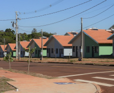 O Governo do Paraná entregou nesta segunda-feira (15) as chaves da casa própria para 100 famílias de Marechal Cândido Rondon (Oeste). O investimento, de R$ 7,5 milhões, foi feito em parceria com o Governo Federal, via Caixa Econômica Federal, e a prefeitura do município. Foto: Guilherme Santos / Cohapar 