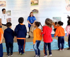 A história do maior rio do Estado do Paraná, o Iguaçu, já pode ser vivenciada por crianças da Educação Infantil, em Curitiba. Apesar de julho ser momento de pausa nas atividades em sala, a novidade vem em boa hora para os educadores, uma vez que o recesso escolar é, também, dedicado ao planejamento para o próximo período.  Foto:Divulgação/Sanepar