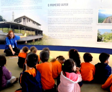 A história do maior rio do Estado do Paraná, o Iguaçu, já pode ser vivenciada por crianças da Educação Infantil, em Curitiba. Apesar de julho ser momento de pausa nas atividades em sala, a novidade vem em boa hora para os educadores, uma vez que o recesso escolar é, também, dedicado ao planejamento para o próximo período.  Foto:Divulgação/Sanepar