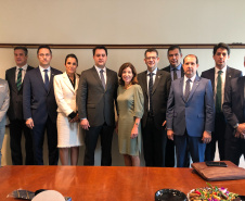 O governador Carlos Massa Ratinho Junior se reuniu nesta terça-feira (16) com a vice-governadora do estado de Nova York, Kathy Hochul, e propôs parcerias em diversas áreas, mas principalmente em agricultura, segurança pública e uso de tecnologia para melhorar a vida dos cidadãos. O intuito é fortalecer modelos de gestão entre os dois Estados para ampliar oportunidades de desenvolvimento econômico e social. Foto: Divulgação/ANPr
