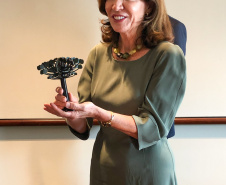 O governador Carlos Massa Ratinho Junior se reuniu nesta terça-feira (16) com a vice-governadora do estado de Nova York, Kathy Hochul, e propôs parcerias em diversas áreas, mas principalmente em agricultura, segurança pública e uso de tecnologia para melhorar a vida dos cidadãos. O intuito é fortalecer modelos de gestão entre os dois Estados para ampliar oportunidades de desenvolvimento econômico e social. Foto: Divulgação/ANPr