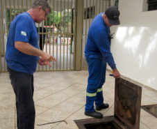 A Sanepar faz um alerta à população de Toledo, no Oeste do Estado, sobre a importância do bom uso do sistema de esgotamento sanitário. Uma das maiores dúvidas dos moradores é com relação à instalação e manutenção das caixas de gordura dentro dos imóveis. Nos serviços de manutenção feitos pela Sanepar, a empresa constata que a gordura é a principal causa de entupimento da rede coletora de esgoto. Foto: Sanepar