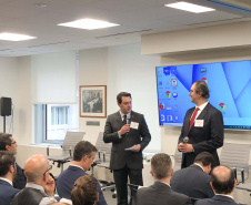 O governador Carlos Massa Ratinho Junior apresentou nesta quarta-feira (17) oportunidades que o Estado oferece a um grupo de executivos de corporações internacionais que mantêm investimentos globais. A apresentação foi na Câmara de Comércio Brasil-EUA, em Nova York, que recebeu a terceira edição do Paraná Day. Foto: Divulgação/ANPr