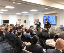 O governador Carlos Massa Ratinho Junior apresentou nesta quarta-feira (17) oportunidades que o Estado oferece a um grupo de executivos de corporações internacionais que mantêm investimentos globais. A apresentação foi na Câmara de Comércio Brasil-EUA, em Nova York, que recebeu a terceira edição do Paraná Day. Foto: Divulgação/ANPr