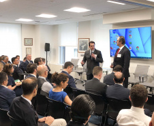 O governador Carlos Massa Ratinho Junior apresentou nesta quarta-feira (17) oportunidades que o Estado oferece a um grupo de executivos de corporações internacionais que mantêm investimentos globais. A apresentação foi na Câmara de Comércio Brasil-EUA, em Nova York, que recebeu a terceira edição do Paraná Day. Foto: Divulgação/ANPr