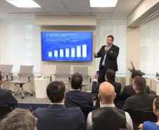 O governador Carlos Massa Ratinho Junior apresentou nesta quarta-feira (17) oportunidades que o Estado oferece a um grupo de executivos de corporações internacionais que mantêm investimentos globais. A apresentação foi na Câmara de Comércio Brasil-EUA, em Nova York, que recebeu a terceira edição do Paraná Day. Foto: Divulgação/ANPr