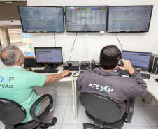 O Corredor de Exportação do Porto de Paranaguá opera em novo painel central. A sala de comando, que controla as esteiras que transportam a carga dos armazéns interligados até os carregadores de navio, ficou mais ampla, segura erarejada. Foto: Claudio Neves/Portos do Paraná