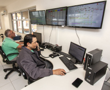 O Corredor de Exportação do Porto de Paranaguá opera em novo painel central. A sala de comando, que controla as esteiras que transportam a carga dos armazéns interligados até os carregadores de navio, ficou mais ampla, segura erarejada. Foto: Claudio Neves/Portos do Paraná
