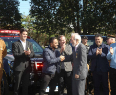 O governador em exercício Darci Piana e o chefe da Casa Civil, Guto Silva, entregaram nesta quinta-feira (19) quatro novas viaturas para reforçar as ações policiais na região de Pato Branco, no Sudoeste do Paraná