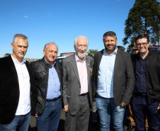O governador em exercício Darci Piana e o chefe da Casa Civil, Guto Silva, entregaram nesta quinta-feira (19) quatro novas viaturas para reforçar as ações policiais na região de Pato Branco, no Sudoeste do Paraná