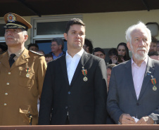 O governador em exercício Darci Piana e o chefe da Casa Civil, Guto Silva, entregaram nesta quinta-feira (19) quatro novas viaturas para reforçar as ações policiais na região de Pato Branco, no Sudoeste do Paraná