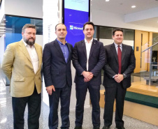 O último dia da missão paranaense que está em Nova York foi dedicado a conhecer tecnologias e práticas na área de segurança pública. Nesta quinta-feira (18), o governador Carlos Massa Ratinho Junior esteve na sede da Microsoft em Nova York e também no Departamento de Polícia da cidade. Nos dois casos a agenda foi em torno de soluções e sistemas criados para prevenir e reduzir a criminalidade. Foto: Divulgação/ANPr