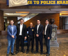 O último dia da missão paranaense que está em Nova York foi dedicado a conhecer tecnologias e práticas na área de segurança pública. Nesta quinta-feira (18), o governador Carlos Massa Ratinho Junior esteve na sede da Microsoft em Nova York e também no Departamento de Polícia da cidade. Nos dois casos a agenda foi em torno de soluções e sistemas criados para prevenir e reduzir a criminalidade. Foto: Divulgação/ANPr